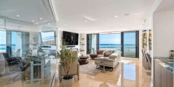 Image 3: LIVING TO VIEW