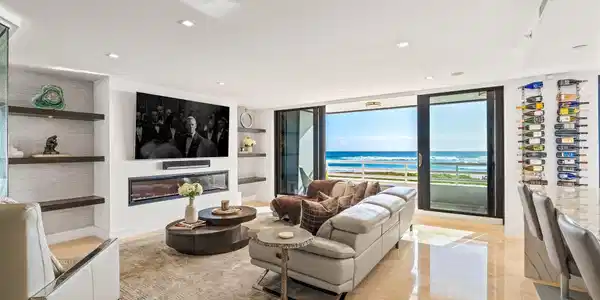 Image 4: LIVING TO VIEW