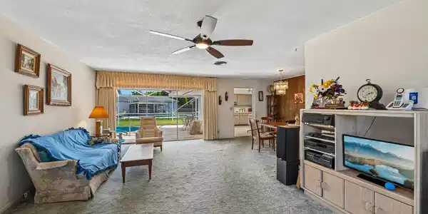Image 4: 4-web-or-mls-SE 16th Ct-S2504-004