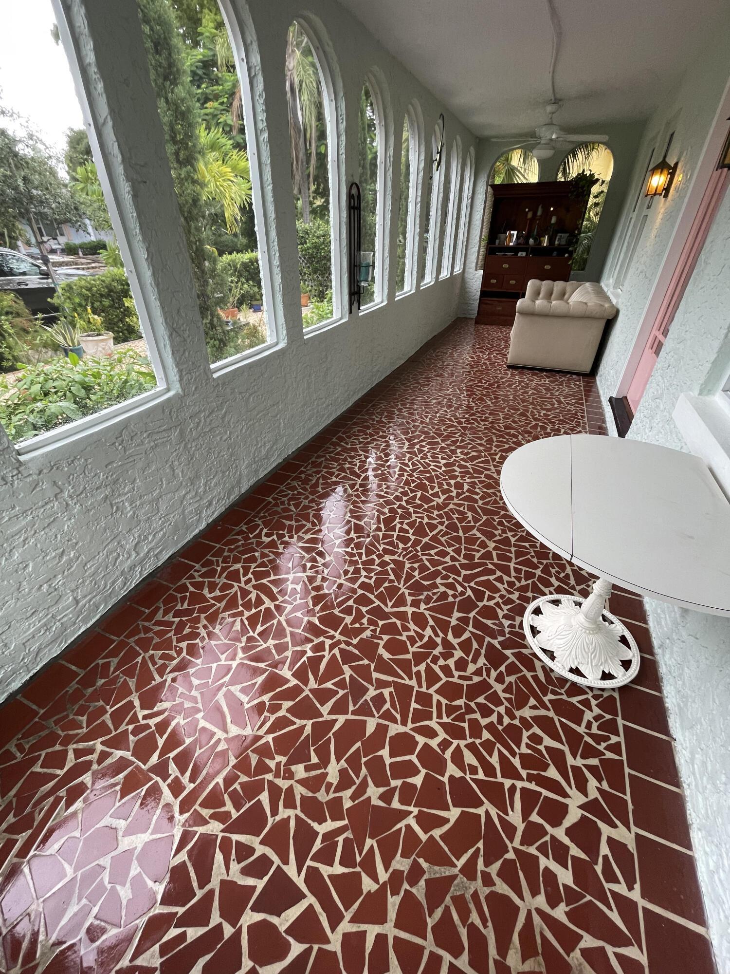 Image 3: Screened Front Patio