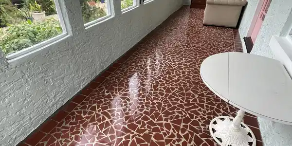 Image 3: Screened Front Patio