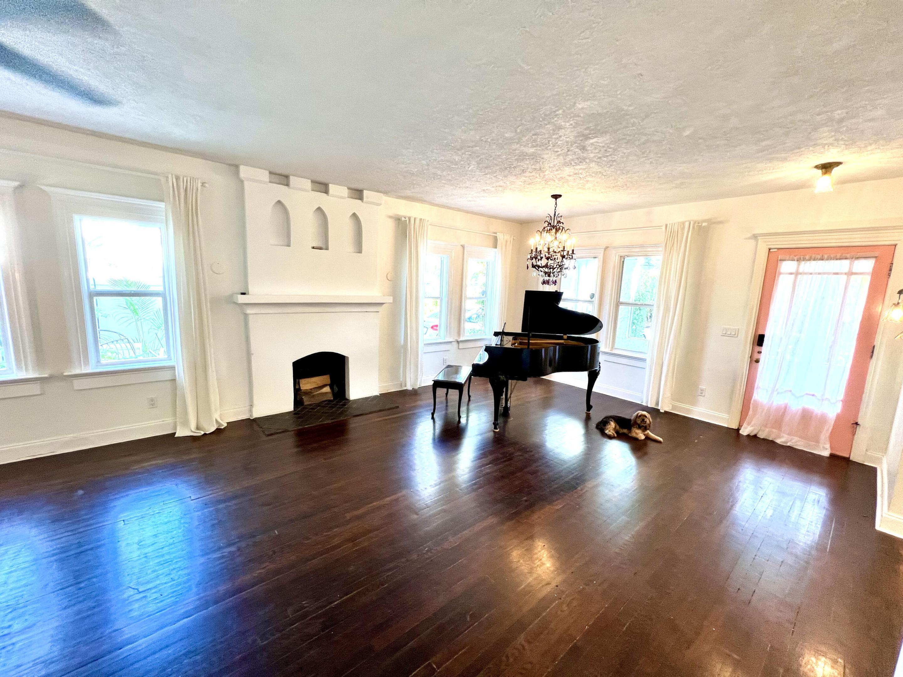 Image 4: Living Room