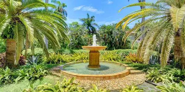 Image 3: Fountain entrance
