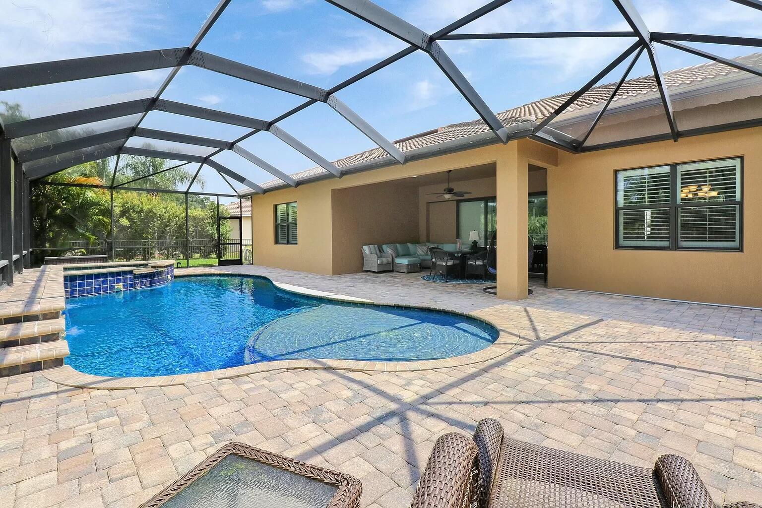 Image 2: Pool
