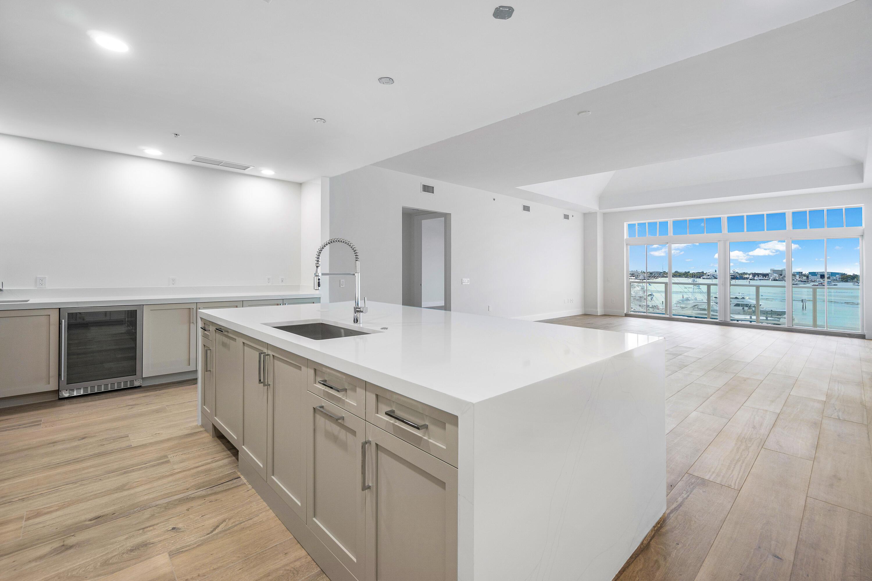 Image 4: 002-184LakeDrive-2302-PalmBeachShores-FL