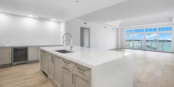 Image 4: 002-184LakeDrive-2302-PalmBeachShores-FL