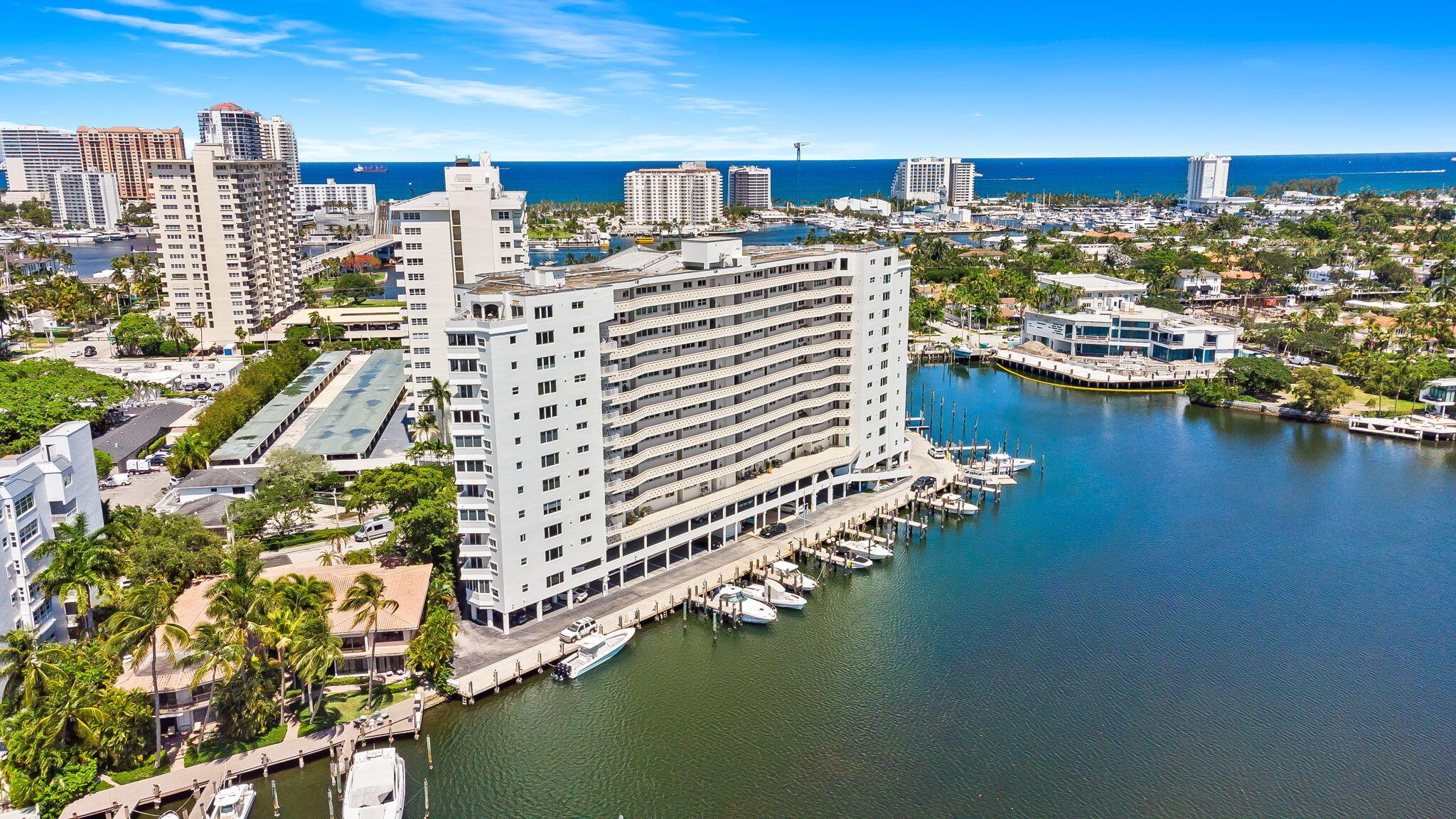 Image 1: perfectly located to beach and downtown Las Olas