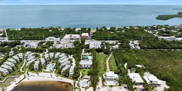 Image 4: Islamorada Commercial Live-Work Compound