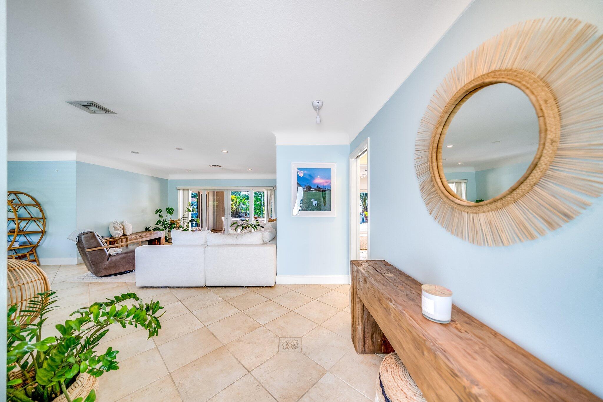 Image 4: Foyer
