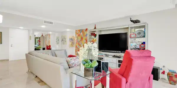 Image 2: 14_Filusstudioscom__700_Jeffery_St__Fina