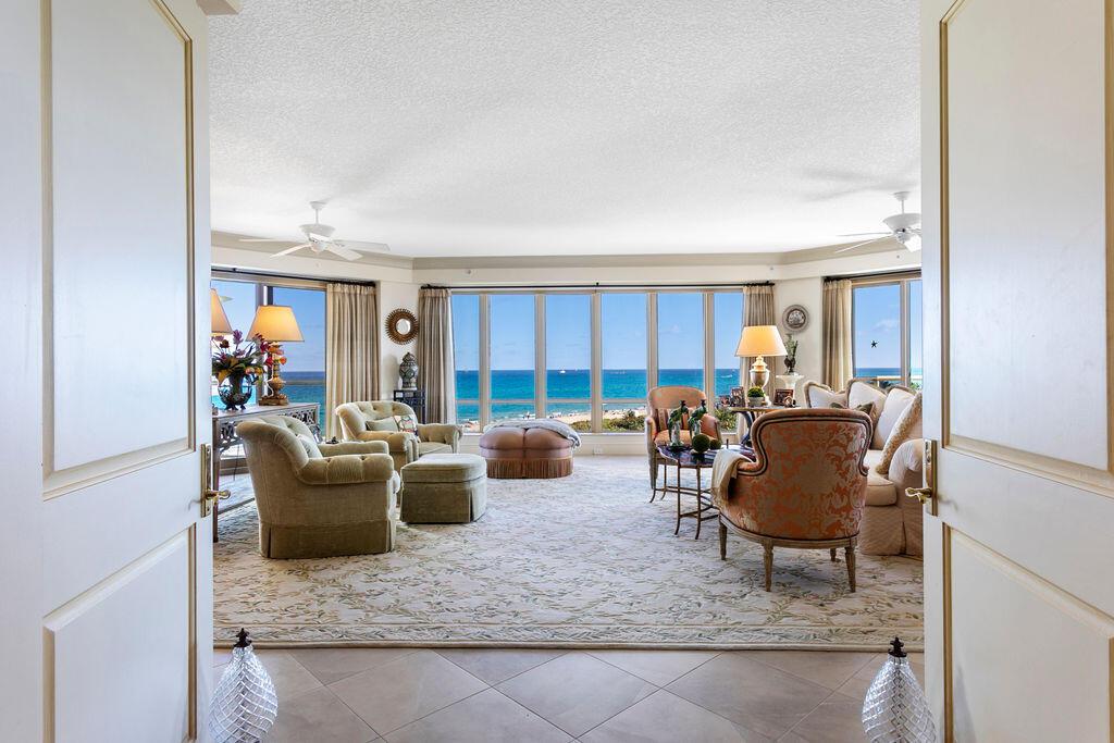 Image 3: 6a living entrance