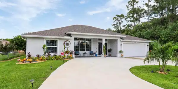 145 SW Oakridge Drive