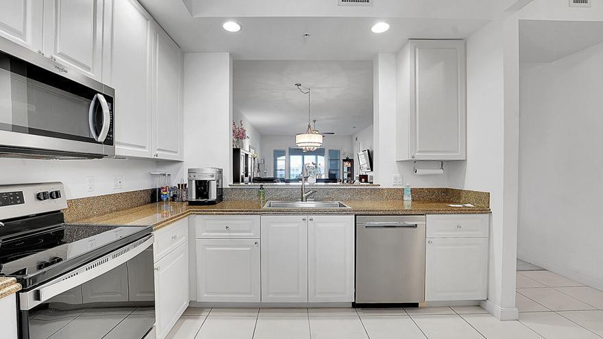 Image 4: 02 8 Kitchen w stainelss farmhouse sink