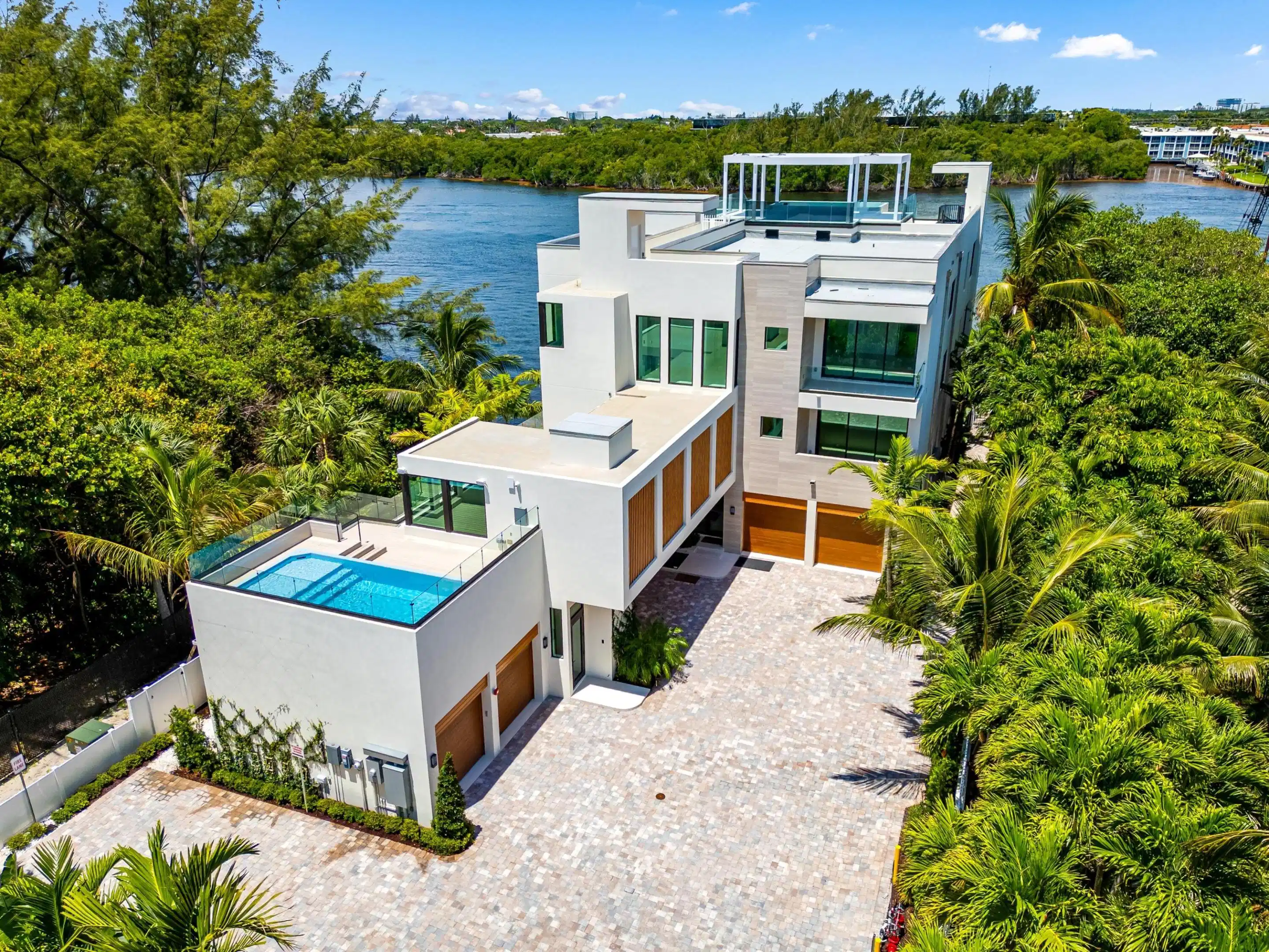 Image 1: 900 LAGO MAR