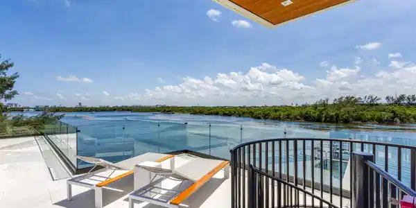 Image 3: PRIVATE ROOFTOP DECK