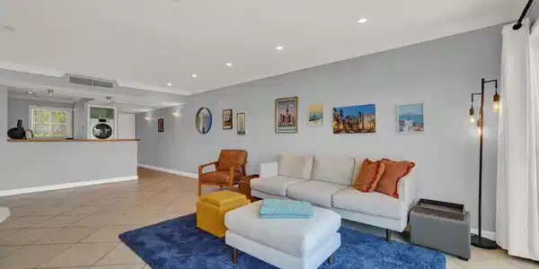 Image 3: Living Room