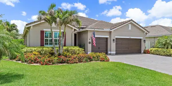 Image 3: Oversized 3 car Garage
