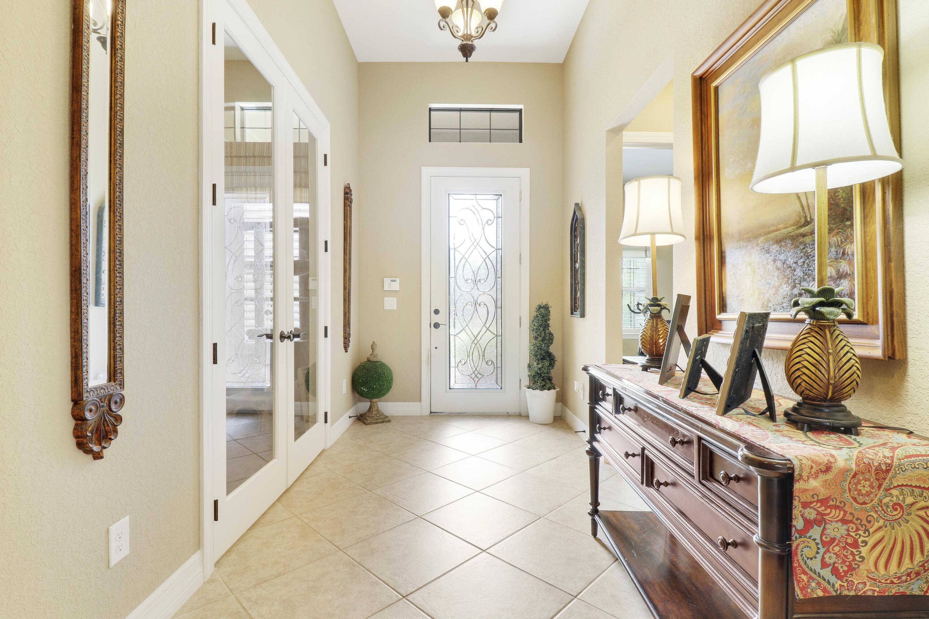 Image 3: Foyer