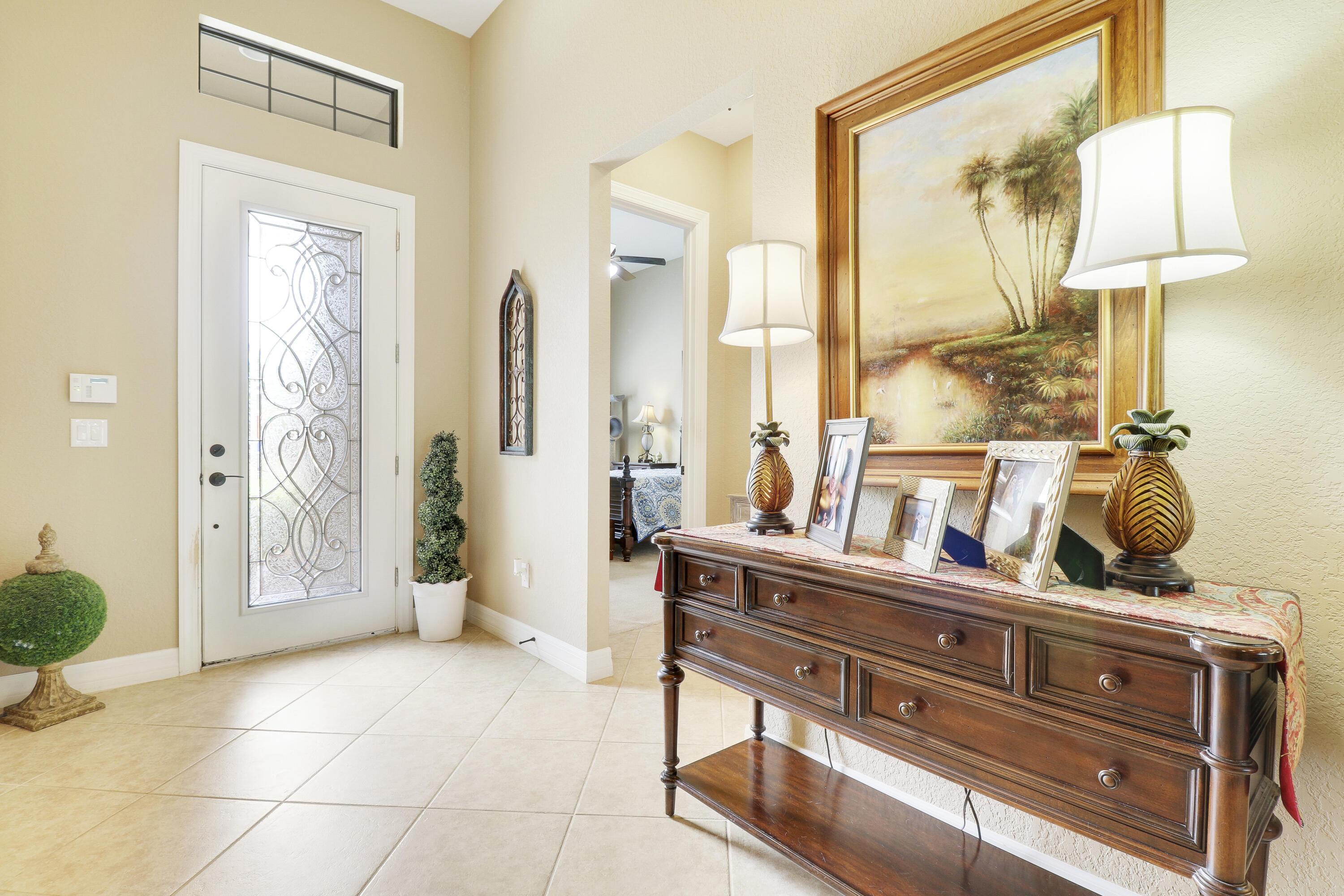 Image 4: Foyer 2