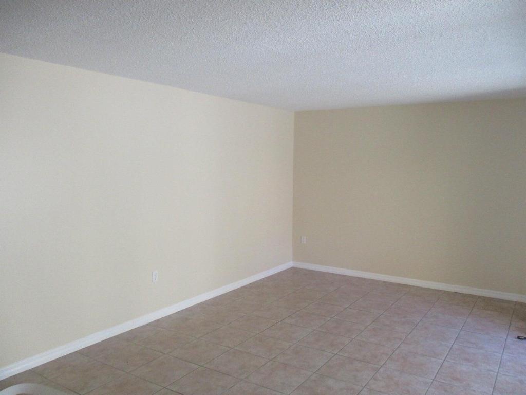 Image 3: Living
