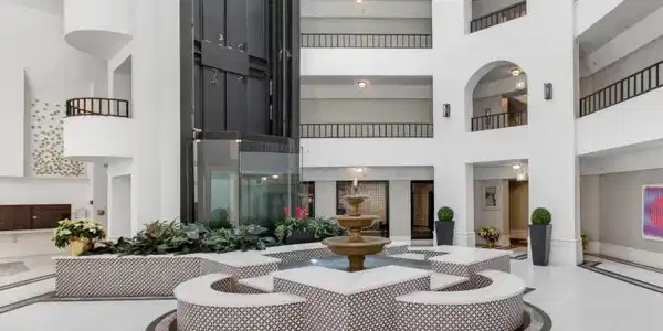 Image 3: 3 - Lobby