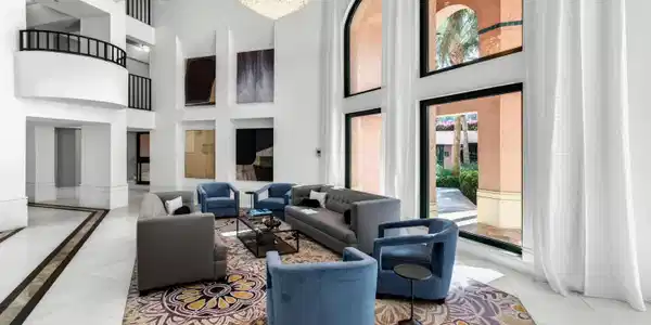 Image 4: 4 - Lobby