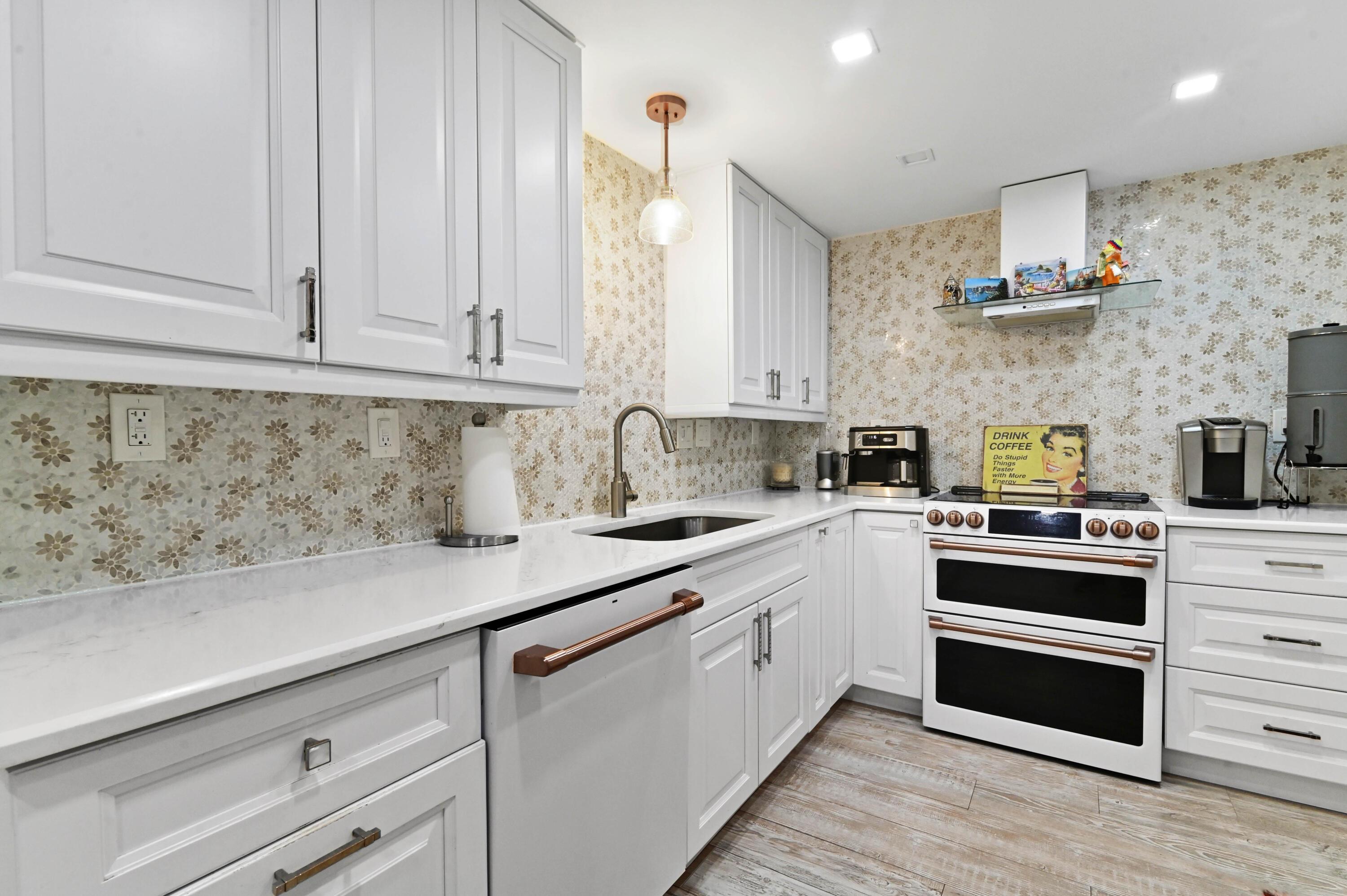 Image 4: 09 Kitchen 03