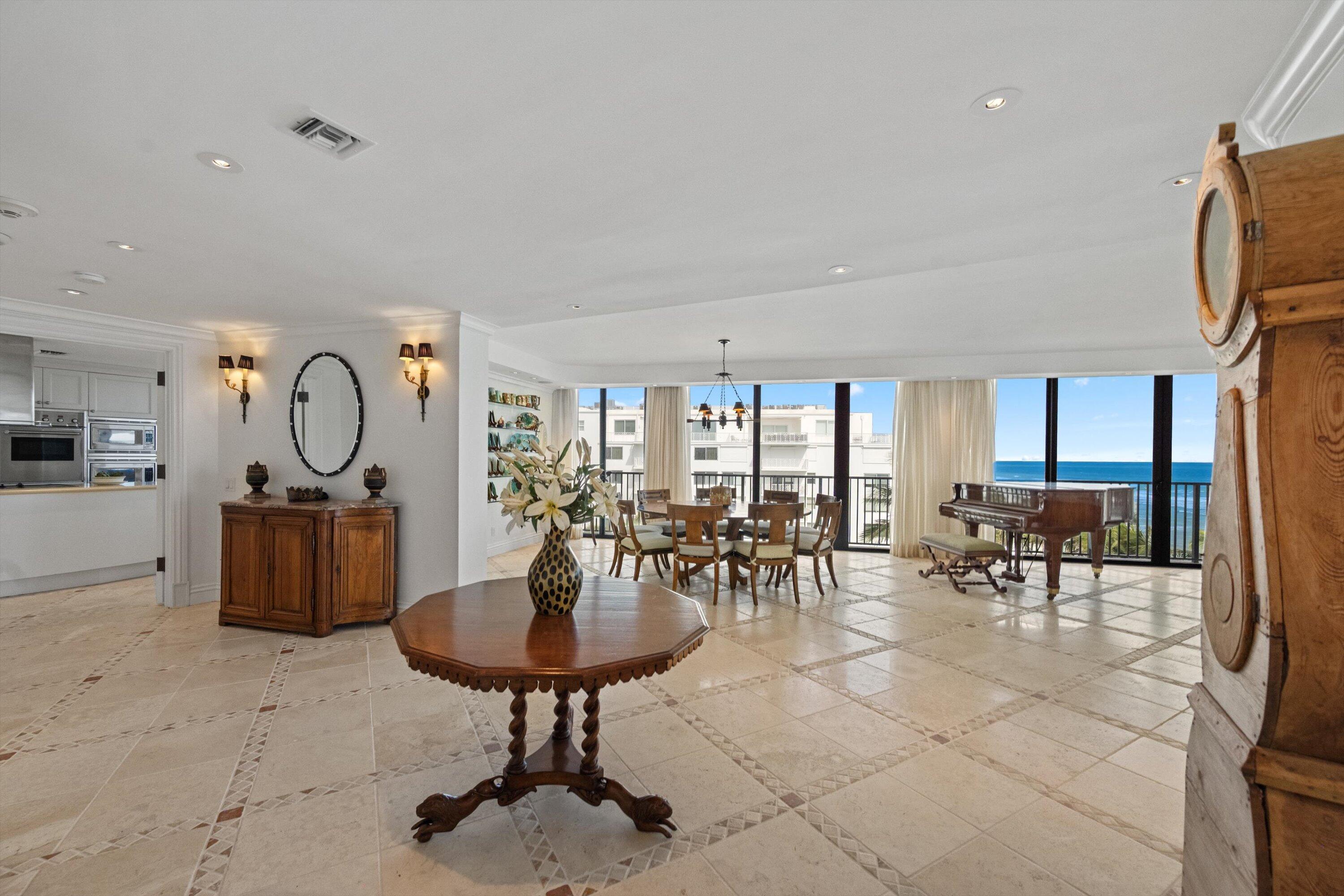 Image 4: Foyer