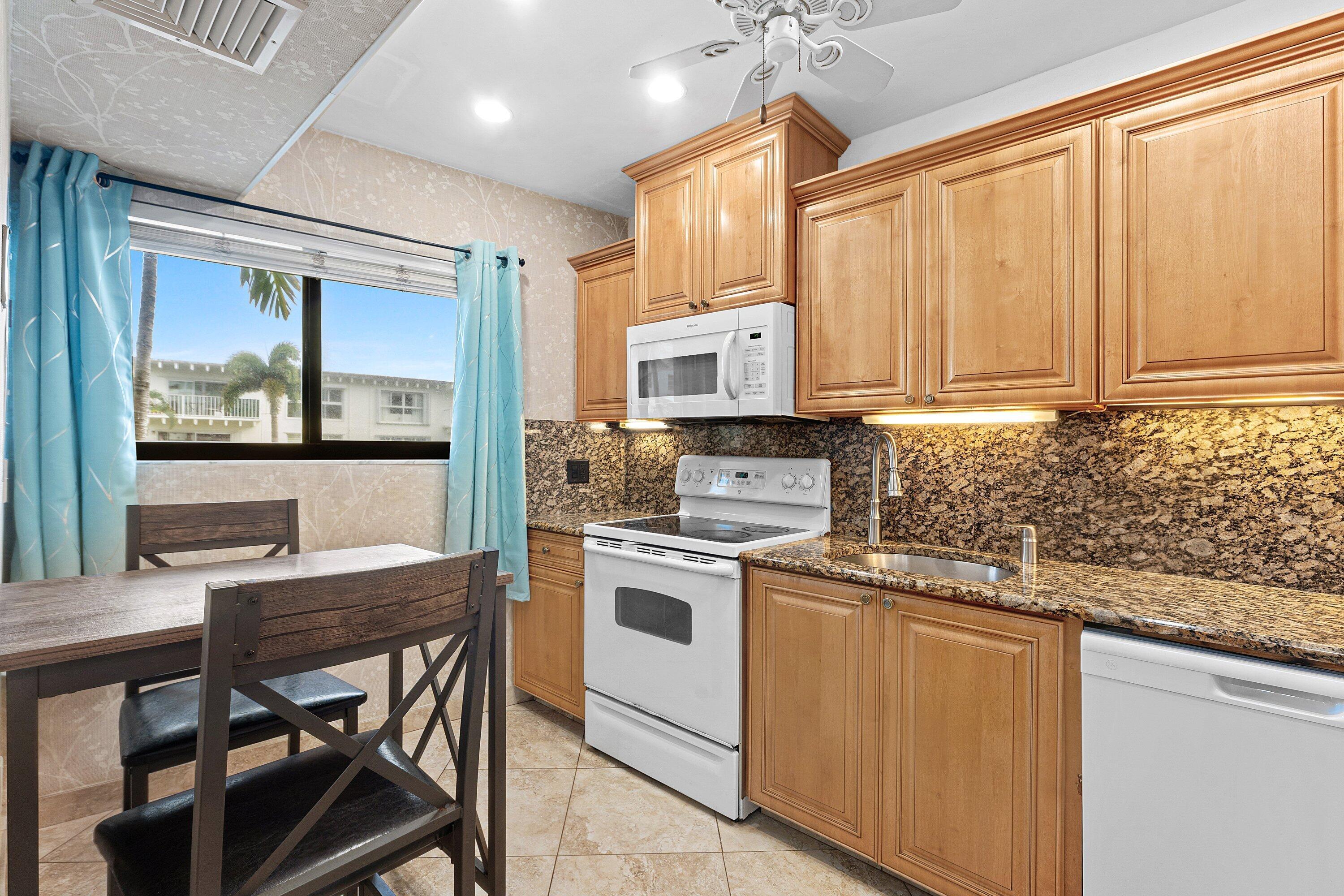 Image 4: Kitchen