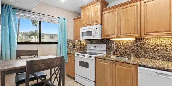 Image 4: Kitchen