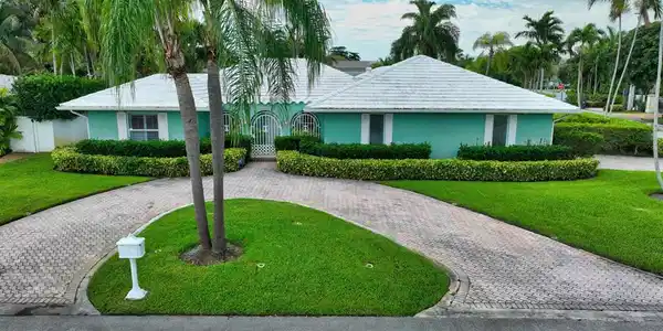 700 Valencia Drive