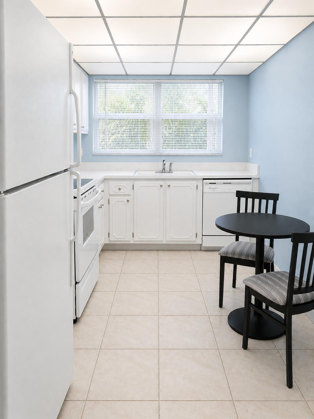 Image 4: Kitchen
