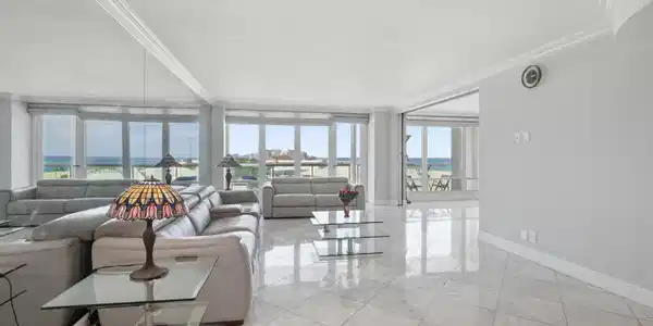 Image 4: Living Room
