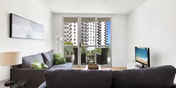 Image 4: Living Room
