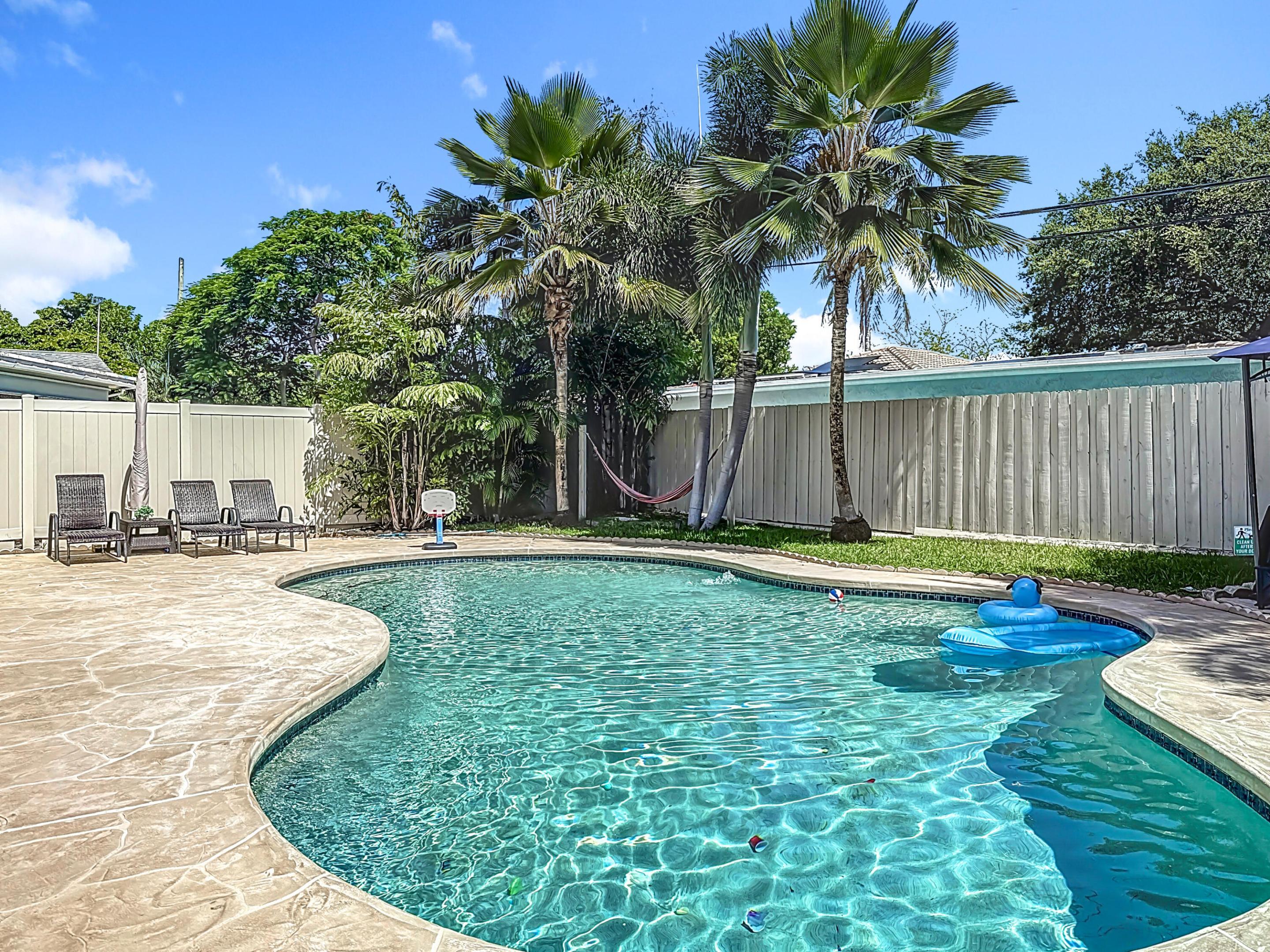 Image 1: Private pool