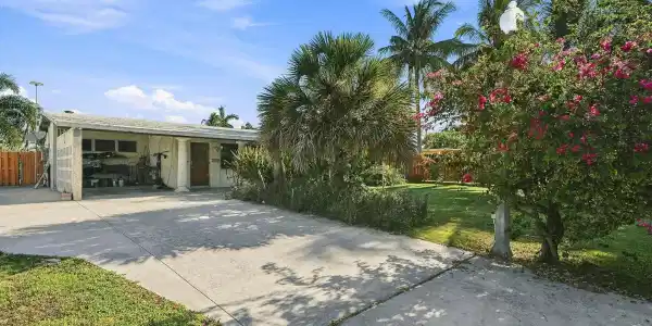2511 NE 12TH Court