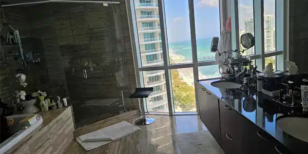Image 3: Main master bathroom