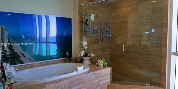 Image 4: Main master bathroom