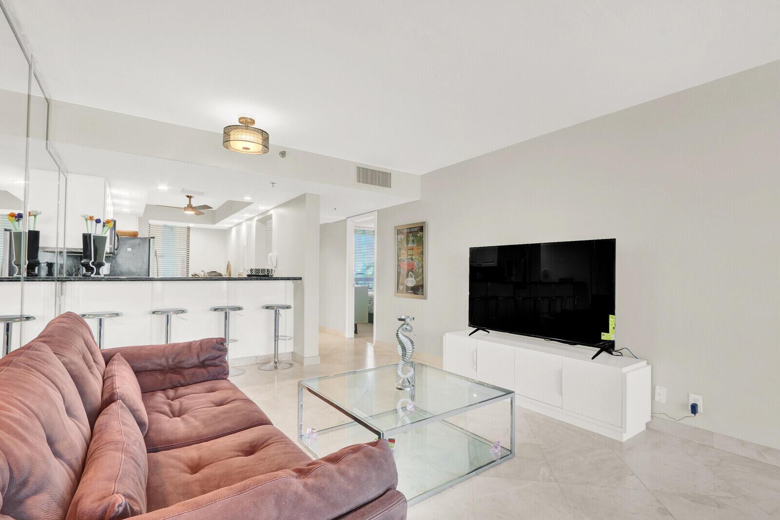 Image 3: Living Room