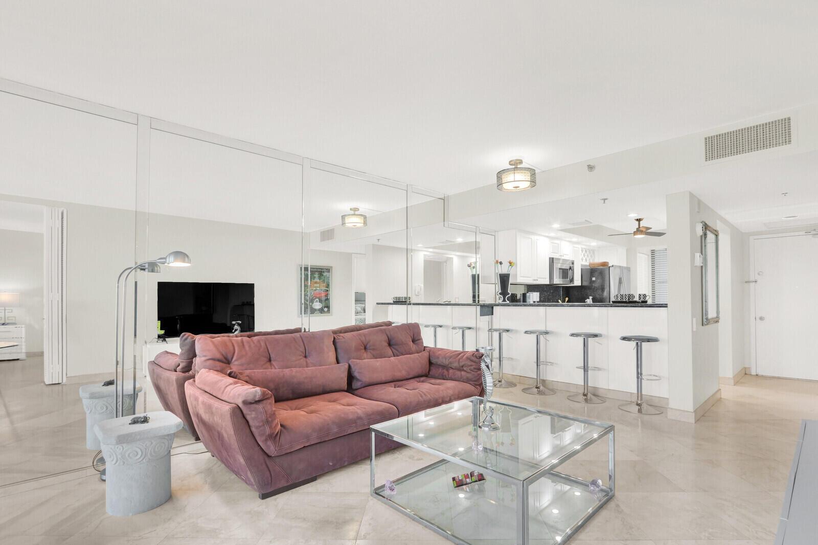 Image 4: Living Room