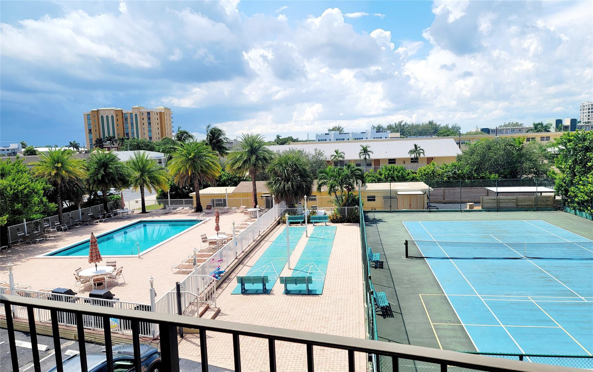 Image 2: POOL & TENNIS COURT