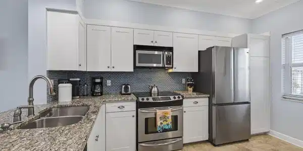 Image 4: Kitchen