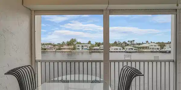 299 N Riverside Dr