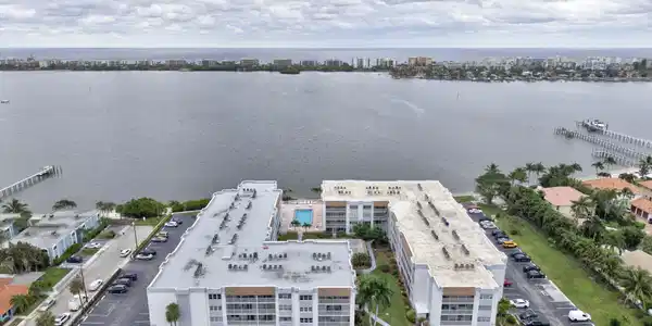 1502 S Lakeside Drive