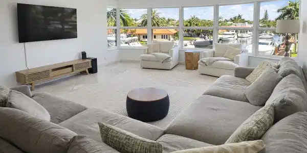 Image 3: Living Room