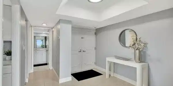 Image 3: Interior front door