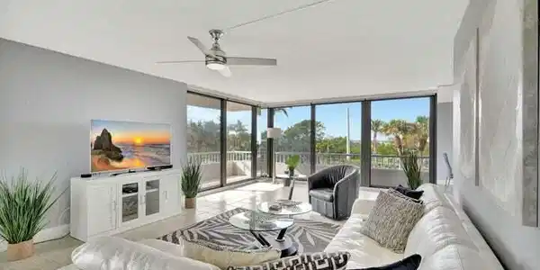 Image 4: Living Room
