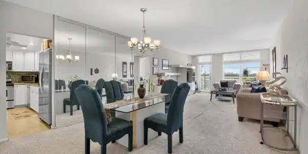 Image 4: Dining/Living
