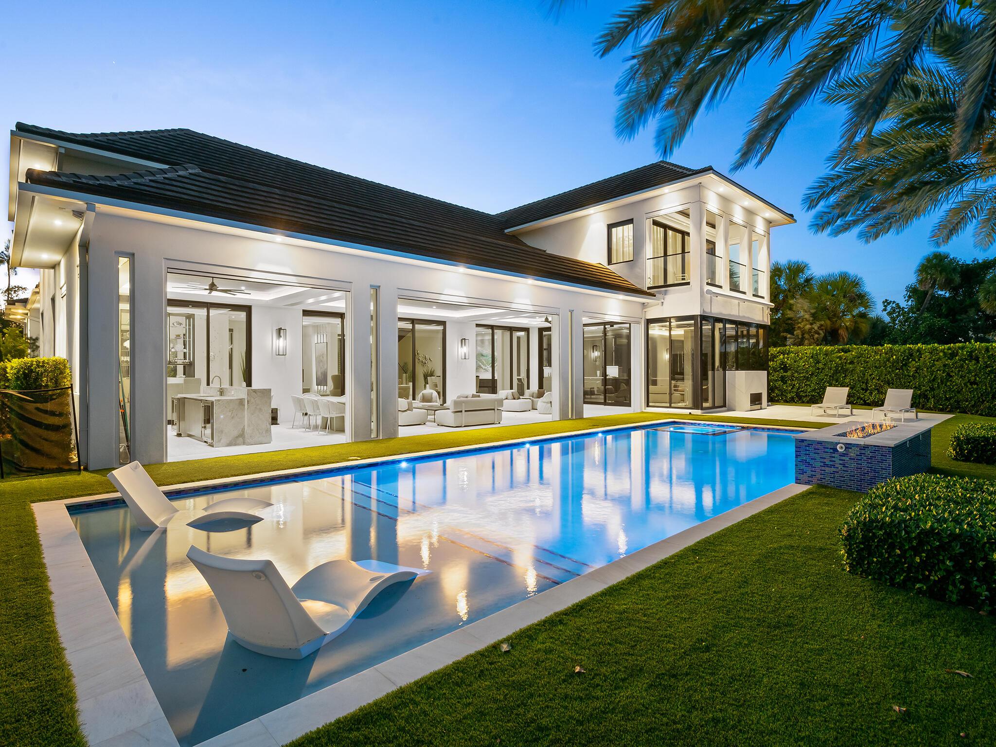 Image 2: Outdoor Lounge Are