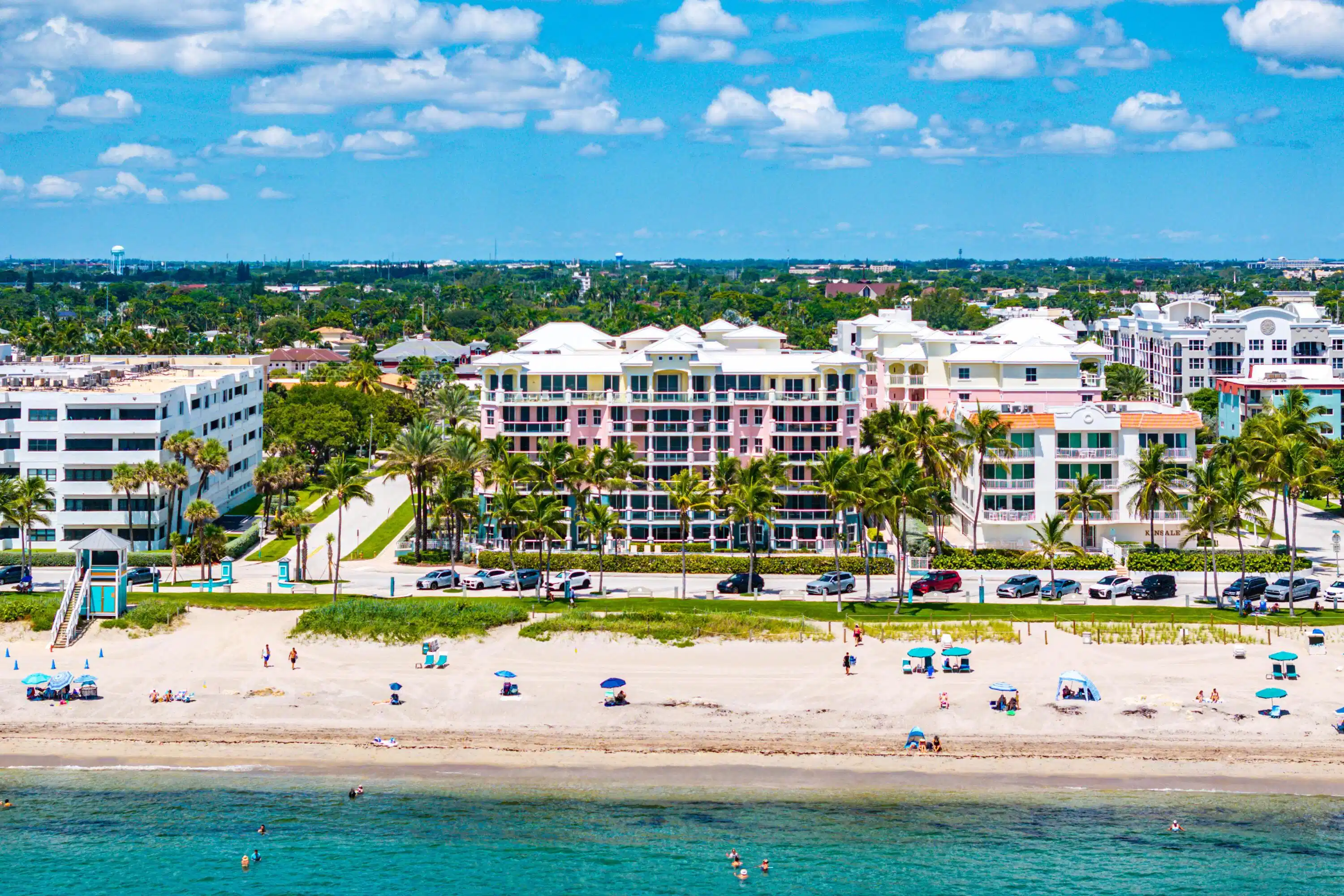 Image 1: Beachfront Living at its best!